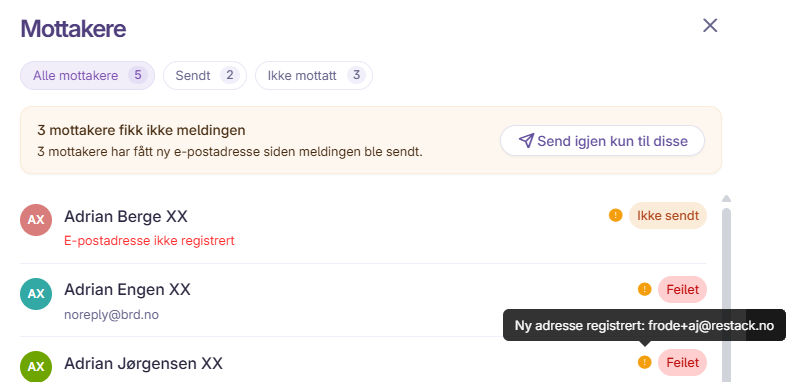 Mottakerliste der tre mottakere er markert med oransje utropstegn, med et verktøytips som viser den nye e-postadressen, og knappen «Send igjen kun til disse» aktiv. Selve statusen står fortsatt som Feilet eller Ikke sendt. Den viser resultatet av forrige utsendelse og oppdateres først når du har sendt meldingen på nytt.