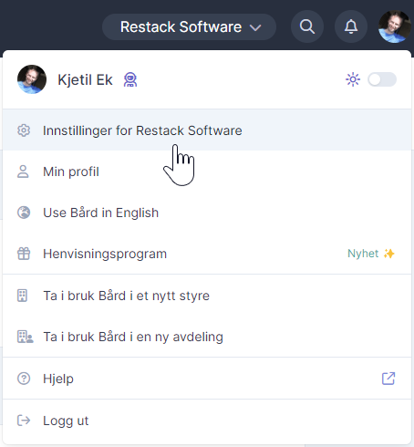 Nedtrekksmeny med brukerprofil og valget Innstillinger for Restack Software